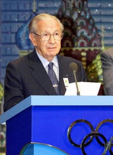 File photo taken on July 13, 2001 shows Juan Antonio Samaranch, former president of the International Olympic Committee (IOC), announcing that Beijing, capital of China, won the right to host the 2008 Olympics during a meeting in Moscow, Russia. Juan Antonio Samaranch died at the age of 89 on April 21, 2010 in Barcelona after suffering from severe heart attack.(Xinhua)