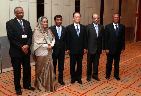 Chinese Premier Wen Jiabao (3rd, R) poses for a group photo with President of the Maldvies Mohammed Nasheed (3rd, L), Bangladeshi Prime Minister Sheikh Hasina (2nd, L), Ethiopian Prime Minister Meles Zenawi (2nd, R), Grenadian Prime Minister Tillman Thomas (1st, R) and Sudanese Presidential Assistant Nafie Ali Nafie (1st, L) ahead of their meeting in Copenhagen, capital of Denmark, on Dec. 17, 2009.(Xinhua/Pang Xinglei) 