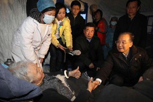 Chinese Premier Wen Jiabao (R) visits a Tibetan woman in Yushu, northwest China's Qinghai Province, April 15, 2010. Wen arrived here on Thursday to inspect the disaster relief work and visit quake-affected local people.(Xinhua/Fan Rujun) 