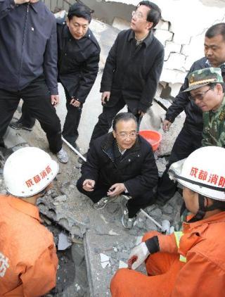 Chinese Premier Wen Jiabao (C) inspects rescue work in Yushu, northwest China's Qinghai Province, April 15, 2010. Wen arrived here on Thursday to inspect the disaster relief work and visit quake-affected local people. (Xinhua/Fan Rujun) 