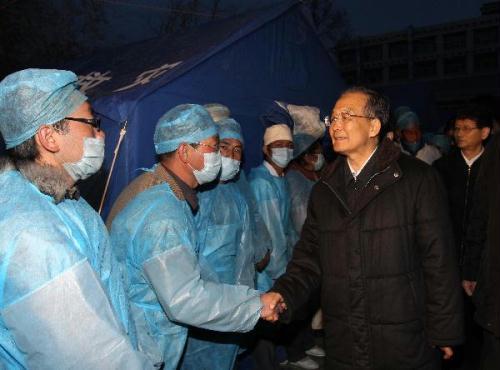 Chinese Premier Wen Jiabao (R) visits medical workers in Yushu, northwest China's Qinghai Province, April 15, 2010. Wen arrived here on Thursday to inspect the disaster relief work and visit quake-affected local people.(Xinhua/Fan Rujun)