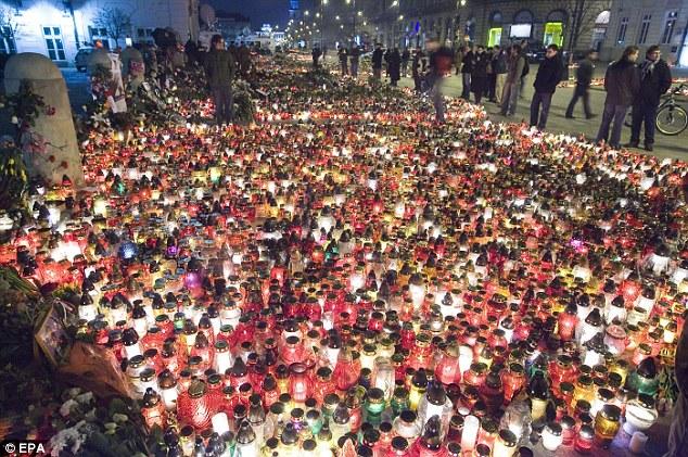 Tens of thousands of mourners stood in silence along the hearse錛噑 six-mile route to the palace.Warsaw residents place candles at the gate of the Presidential Palace in Warsaw, Poland following the tragic crash of the presidential plane near Smolensk in Russia