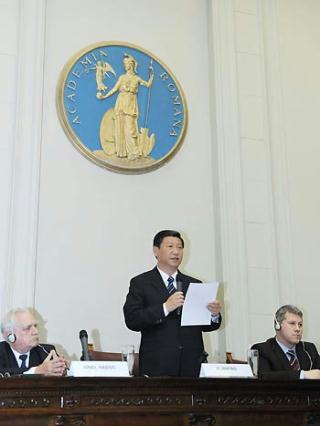 Visiting Chinese Vice President Xi Jinping (C) addresses a seminar marking the 60th anniversary of the establishment of the diplomatic ties between China and Romania, in Bucharest, capital of Romania, Oct. 20, 2009. (Xinhua/Rao Aimin)