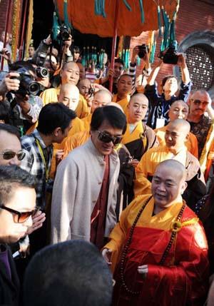 Jackie Chan visits the Shaolin Temple in central China's Henan Province on October 22, 2009. [Photo: Beijing Times/CFP]