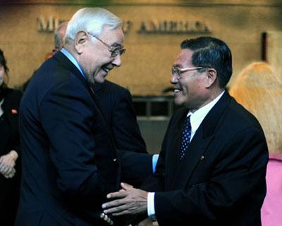 Ri Gun (R), the deputy negotiator in the stalled Six-Party Talks for the Demoractic People's Republic of Korea (DPRK), shakes hands with George Schwab, president of the National Committee on American Foreign Policy (NCAFP), in New York, U.S., Oct. 30, 2009. Ri Gun attended a meeting held by the NCAFP in New York Oct. 30(Xinhua/Shen Hong)