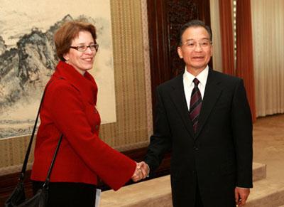 Chinese Premier Wen Jiabao (R) shakes hands with Margaret Biggs, president of the Canadian International Development Agency, in Beijing, Nov. 13, 2009. Wen Jiabao met with the foreign representatives who attended the 9th annual conference of China Council for International Cooperation on Environment and Development (CCICED) on Friday.(Xinhua/Pang Xinglei)