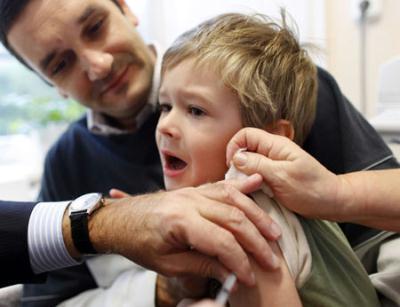 A boy gets a free H1N1 flu vaccine at a kindergarden in Budapest November 19, 2009. (Xinhua/Reuters Photo)