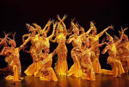 Dancers from the Chinese mainland perform the thousand-hand Bodhisattva during a dress rehearsal for the Dunhuang show Flying Apsars at the Sun Yat-sen Memorial hall in Taipei December 13, 2009. The cross strait cultural exchange performance will be staged from December 12 to 13. [Agencies]