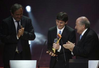 UEFA President Michel Platini (L) and FIFA President Sepp Blatter (R) applaud Lionel Messi of Argentina as he holds his trophy of the FIFA Men's World Player of the Year 2009 soccer award during a ceremony in Zurich December 21, 2009. Lionel Messi became the first Argentine to win the FIFA World Player of the Year award on Monday. (Xinhua/Reuters Photo)