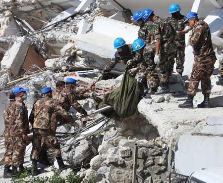 Rescuers have decided on the location where the eight Chinese police officers are buried after a 7.3-magnitude quake in Haiti. (Xinhua Photo)