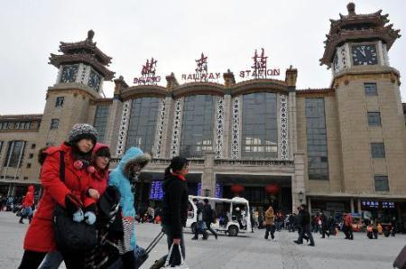 Some students arrive at Beijing Railway Station to catch their trains in Beijing, China, Jan. 20, 2010.  (Xinhua/Ma Ning) 