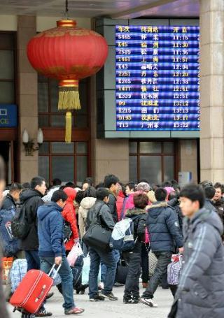 Passengers queue to go inside Beijing Railway Station to catch their trains in Beijing, China, Jan. 20, 2010. (Xinhua/Ma Ning)