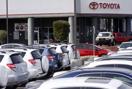 Toyota Rav-4 SUVs sit parked at a Toyota dealership in Phoenix, Arizona February 1, 2010. (Xinhua/Reuters Photo)