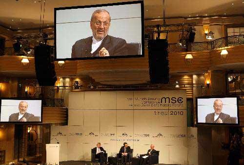 Iranian Foreign Minister Manouchehr Mottaki (R) attends the press conference of the 46th Munich Security Conference in Munich, Germany, Feb. 5, 2010. (Xinhua/Luo Huanhuan)