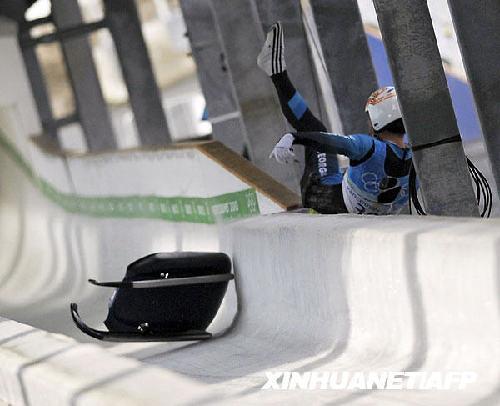 Georgian luge hopeful Nodar Kumaritashvili crashes during the men's Luge practise at the Whistler Sliding Centre, in preparation for the Vancouver Winter Olympics on February 12, 2010.(Xinhua/AFP Photo)