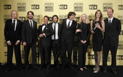 Nicolas Chartier (1st R) poses with Director Kathryn Bigelow (2nd R), winner for best director for her work on "The Hurt Locker", and the other producers as "The Hurt Locker" also won Best Picture at the 15th Annual Critics' Choice Movie Awards in Los Angeles, California, January 15, 2010. (Xinhua/Reuters Photo)