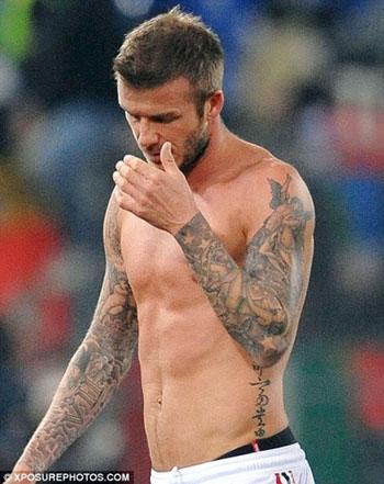 Footballer David Beckham recently added a new tattoo to his upper left arm. The latest tattoo is inspired by a Renaissance painting depicting Cupid carrying his wife Psyche to Heaven. He has just had a tattoo in January. (Photo: sports.sohu.com)