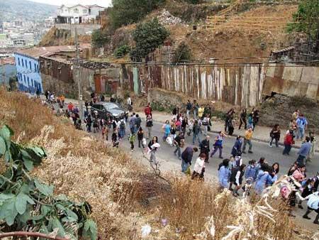 People move to a safer place after the tsunami warning was issued following four strong aftershocks, in Valparaiso, Chile, March 11, 2010. The first aftershock, measuring 7.2 on the Richter scale, lasted 45 seconds. Three less fierce quakes followed within 25 minutes. The National Emergency Office (Onemi) of Chile issued a tsunami warning from the northern region of Coquimbo to Los Lagos in the south.(Xinhua/Cesar Pincheira)