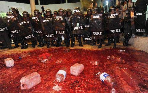 Thai policemen are deployed in front of the ruling Democrat Party's headquarters in Bangkok, capital of Thailand, March 16, 2010. The Thai anti-government group here on Tuesday poured the blood donated earlier the day by the "red-shirts", who are staging a mass rally in an effort to topple the government. (Xinhua/Lui Siu Wai)