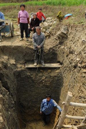 Villagers dig a well for irrigation in Xifeng county of southwest Guizhou province, March 17, 2010. The three-season-long drought has plagued 16.64 million people and 700,000 hectares of farmland in Guizhou province. [Photo/Xinhua]