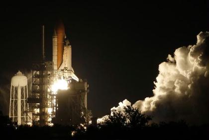 The space shuttle Discovery STS-131 lifts off from launch pad 39 A at the Kennedy Space Center in Cape Canaveral, Florida April 5, 2010. Space shuttle Discovery with seven astronauts aboard blasted off on Monday on one of NASA's final servicing missions to the International Space Station. (Xinhua/Reuters Photo)