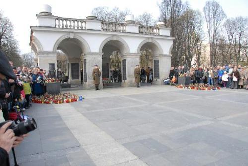 People attend a mourning ceremony for Polish President Lech Kaczynski and people on board the crashed Tu-154 aircraft, in Warsaw, capital of Poland, April 11, 2010. On Saturday morning, a Polish government plane carrying a delegation for the 70th anniversary of the Katyn crime crashed at Smolensk, 18 kilometers from Katyn where WWII Polish officers were murdered 70 years ago. All 96 passengers aboard the plane were killed including President Lech Kaczynski and his wife Maria. (Xinhua/Ma Shijun)