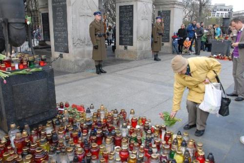 People attend a mourning ceremony for Polish President Lech Kaczynski and people on board the crashed Tu-154 aircraft, in Warsaw, capital of Poland, April 11, 2010. On Saturday morning, a Polish government plane carrying a delegation for the 70th anniversary of the Katyn crime crashed at Smolensk, 18 kilometers from Katyn where WWII Polish officers were murdered 70 years ago. All 96 passengers aboard the plane were killed including President Lech Kaczynski and his wife Maria. (Xinhua/Ma Shijun) 