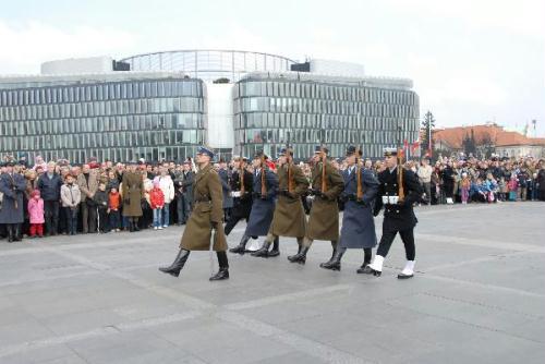 People attend a mourning ceremony for Polish President Lech Kaczynski and people on board the crashed Tu-154 aircraft, in Warsaw, capital of Poland, April 11, 2010. On Saturday morning, a Polish government plane carrying a delegation for the 70th anniversary of the Katyn crime crashed at Smolensk, 18 kilometers from Katyn where WWII Polish officers were murdered 70 years ago. All 96 passengers aboard the plane were killed including President Lech Kaczynski and his wife Maria. (Xinhua/Ma Shijun)