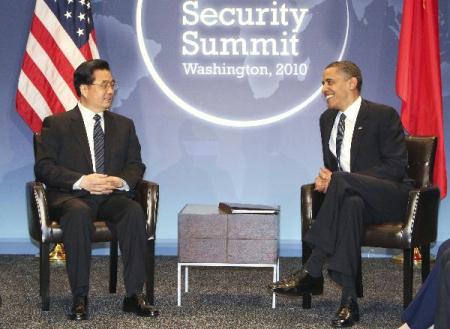 Chinese President Hu Jintao (L) meets with U.S. President Barack Obama in Washington April 12, 2010. President Hu Jintao arrived in Washington on Monday to attend the Nuclear Security Summit slated for April 12-13.(Xinhua/Ju Peng)