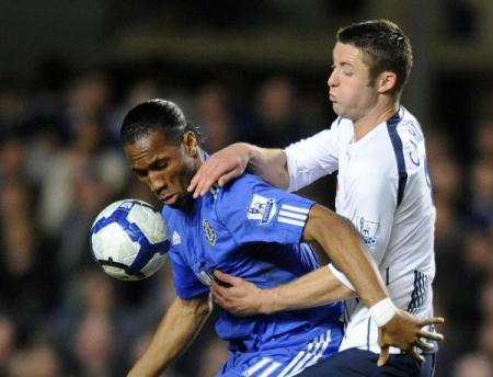 Chelsea's Didier Drogba (L) and Bolton's Gary Cahill fight for the ball during their English Premier League soccer match at Stamford Bridge in London April 13, 2010. Chelsea won 1-0.(Xinhua/Reuters Photo)