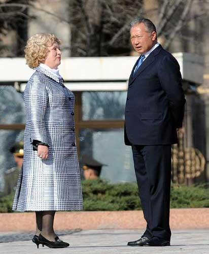 File photo taken on April 1, 2010 shows then Kyrgyz President Kurmanbek Bakiyev talks with his wife in Bishkek, Kyrgyzstan. (Xinhua/Sadat)