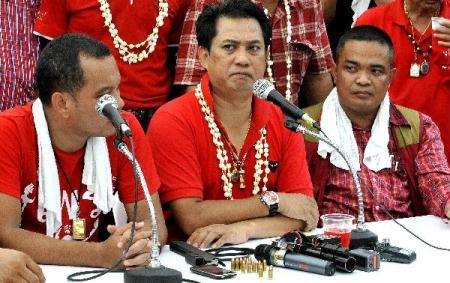 "Red-shirts" leader Arisman (C) speaks at a press conference in the Rathchaprasong area in Bangkok, capital of Thailand, on April 16, 2010. At least five "Red-shirts" leaders escaped from roundup by Thai security forces Friday from a hotel. (Xinhua/Huang Xiaoyong)