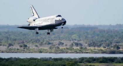 The Space Shuttle Discovery lands at the Kennedy Space Center in Cape Canaveral, Florida April 20, 2010. (Photo: China Daily/Agencies)