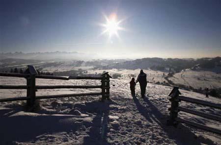 People walk on a hill to see Tatra Mountains panorama during winter day at Czarna Gora close to Zakopane, southern Poland January 24, 2010.[Agencies] 