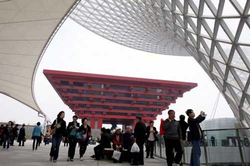 Visitors take a tour in front of the China Pavilion in the World Expo Park in Shanghai, east China, on April 23, 2010. The World Expo Park conducts its third trial operation on Friday. There will be a total of six trial operations before the World Expo kicks off on May 1.(Xinhua/Liu Ying)