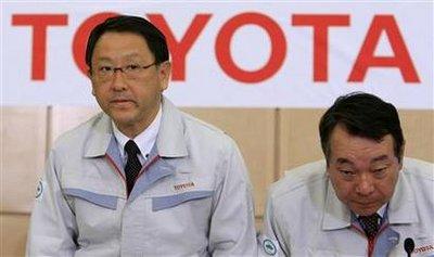 Toyota Motor Corp President Akio Toyoda (L) and Executive Vice President Shinichi Sasaki bow to reporters at a news conference after the first meeting of its Special Committee for Global Quality at the headquarters in Toyota, central Japan, March 30, 2010.REUTERS/Kim Kyung-Hoon