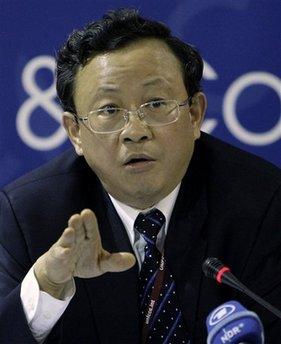 Yu Qingtai, Special Representative on Climate Change Negotiations of Ministry of Foreign Affairs of China gestures during a briefing at the UN Climate summit in Copenhagen, Wednesday, Dec. 9, 2009.(AP Photo/Anja Niedringhaus) 