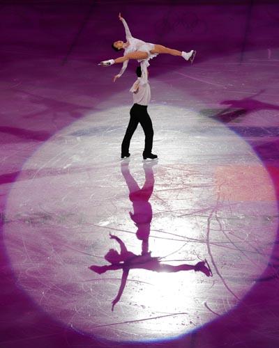 China's Shen Xue(L)/Zhao Hongbo perform during the figure skating exhibition gala at the 2010 Winter Olympic Games in the Pacific Coliseum, Vancouver, Canada, Feb. 27, 2010. (Xinhua/Yang Lei)