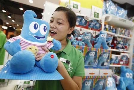 Souvenirs for the 2010 World Expo are now available in Shanghai supermarkets.