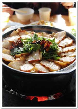 Liugou village is famous for local specialties "Toufu Feast" and "Hot Pot", which come complete with secret recipes. 