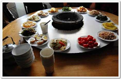 Liugou village is famous for local specialties "Toufu Feast" and "Hot Pot", which come complete with secret recipes. 