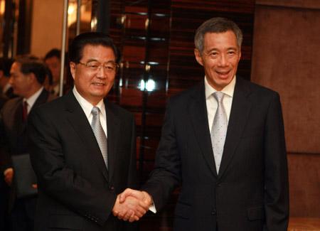 Chinese President Hu Jintao (L) meets with Singapore's Prime Minister Lee Hsien Loong in Singapore, Nov. 12, 2009.(Xinhua/Ju Peng)