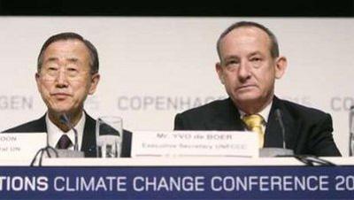 UN Secretary General Ban Ki-moon (L) and UN climate chief Yvo de Boer attend a news conference with Denmark's Prime Minister Lars Lokke Rasmussen and COP15 president Connie Hedegaard during the UN Climate Change Conference 2009 in Copenhagen December 15, 2009.REUTERS/Ints Kalnins