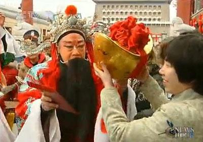 Lunar New Year customs vary in different parts of China. In North China, people usually go to an annual fair.(CCTV.com)