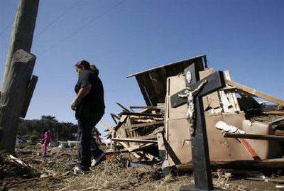 People search for salvageable items among the destruction left by a major earthquake and ensuing tsunami in Llolleo, March 3, 2010. REUTERS/Eliseo Fernandez