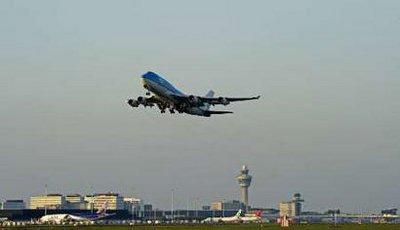 A KLM freight flight bound for Bangkok takes off from Schiphol Airport in Amsterdam April 18, 2010. REUTERS/United Photos/Toussaint Kluiters