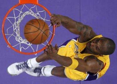 Los Angeles Lakers Kobe Bryant slam dunks against the Detroit Pistons during their NBA basketball game in Los Angeles, November 17, 2009.REUTERS/Lucy Nicholson (UNITED STATES SPORT BASKETBALL)