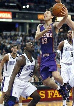 Phoenix Suns guard Steve Nash, right, drives to the basket against Sacramento Kings defender Tyreke Evans, left, during the first half of an NBA basketball game in Sacramento, Calif., Tuesday, Jan. 5, 2010.(AP Photo/Steve Yeater)