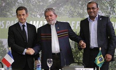 Brazil's President Luiz Inacio Lula da Silva, center, France's President Nicolas Sarkozy, left, and Guyana's president Bharrat Jagdeo pose for a picture during the Amazon summit in Manaus, Brazil, Thursday, Nov. 26, 2009. Sarkozy is representing French Guiana.(AP Photo/ Andre Penner) 