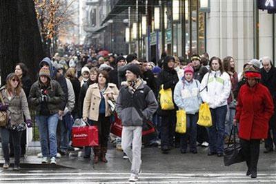 Holiday shoppers jam Michigan Ave., as they rush to find last minute deals in Chicago. Personal incomes rose in November at the fastest pace in six months while spending posted a second straight increase, raising hopes that that the recovery from the nation's deep recession might be gaining momentum.(AP Photo/Jim Prisching, file)